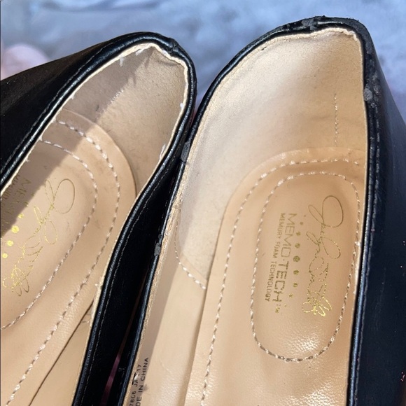 Jaclyn Smith Black Heels with Pointed Toe and Sleek Design - Picture 7 of 9